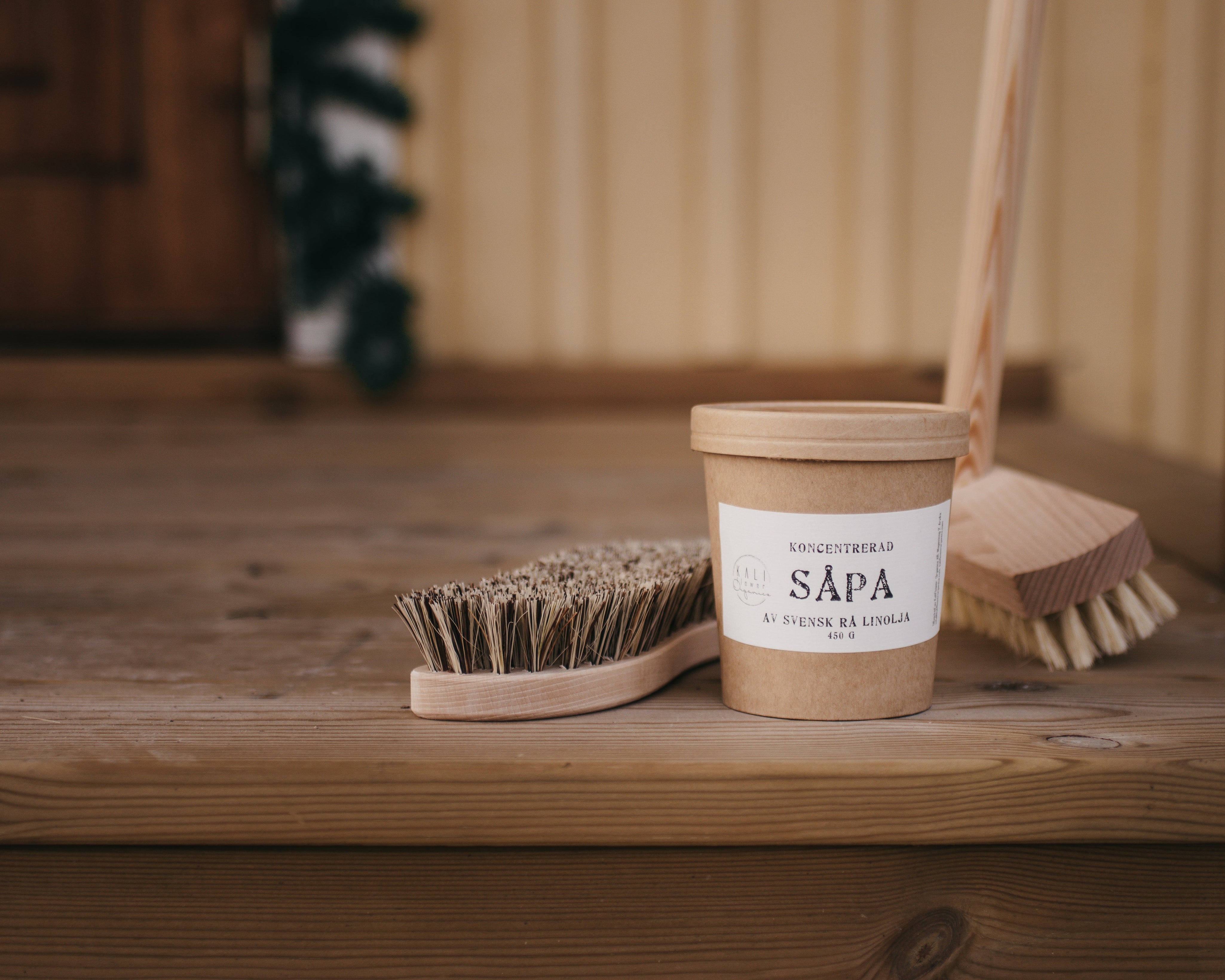 Vårstädning ute: städtips för trall och utemöbler