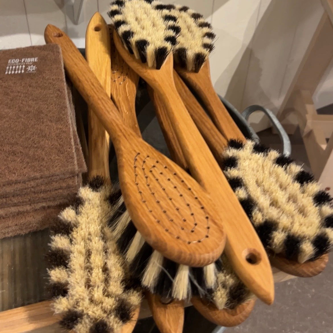 Bath brush with handle - oiled oak