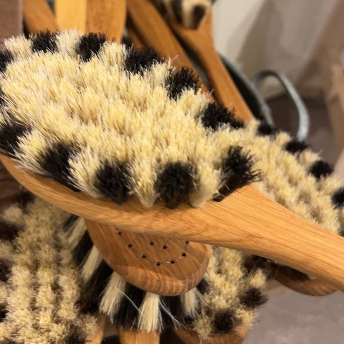 Bath brush with handle - oiled oak