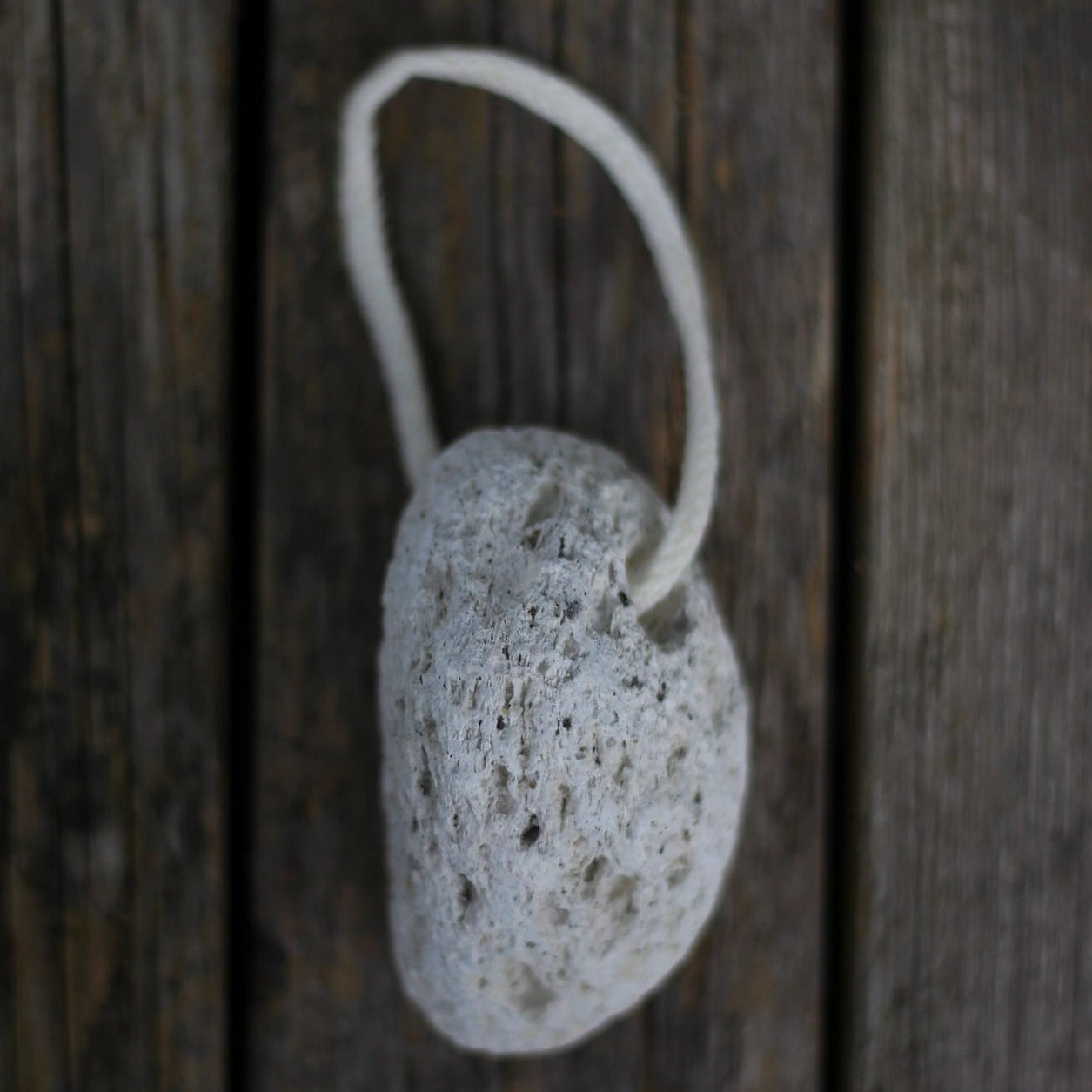 Naturlig pimpsten med snöre